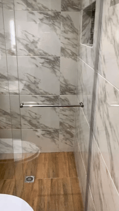 División de baño elegante