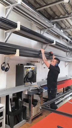 Instalación de división de oficina